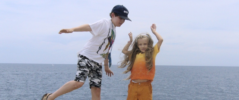 Amelie mit Freund am Strand