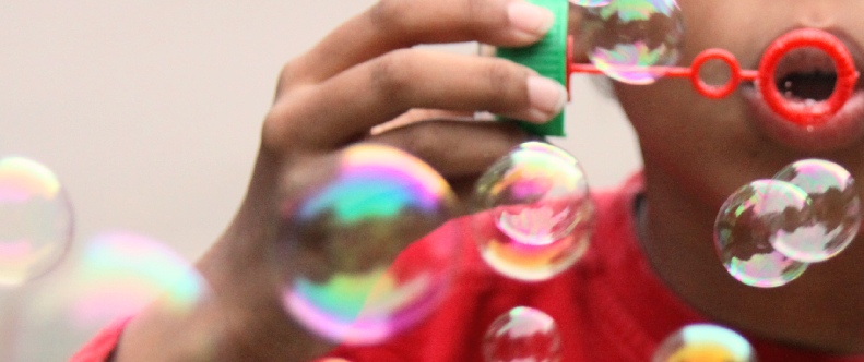 Bunte schillernde Seifenblasen