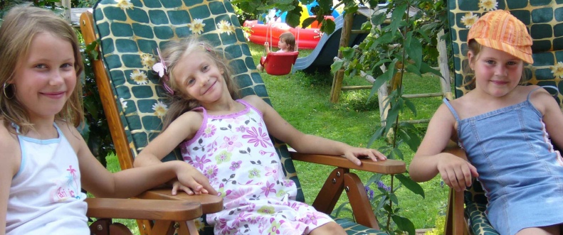 Amelie mit ihren Freundinnen im Garten